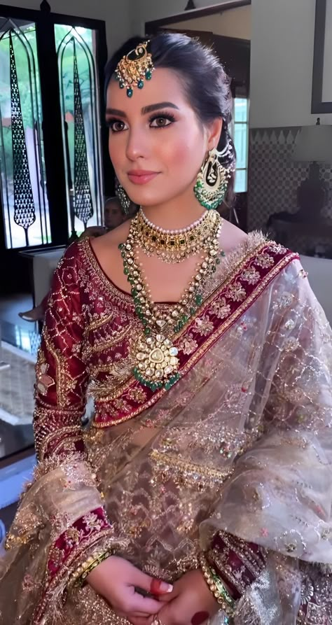 Barat Makeup Look, Desi Bridal Makeup, Pakistani Bridal Makeup, Red Bridal Dress, Pakistani Bridal Jewelry, Latest Bridal Lehenga, Desi Wedding Dresses, Couple Wedding Dress, Latest Bridal Dresses