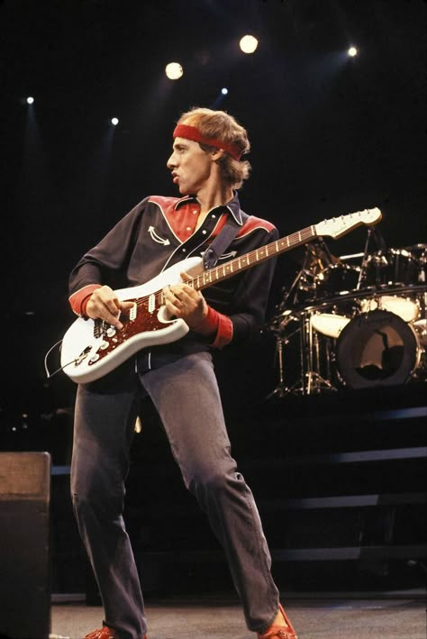 Rock Guitarist Aesthetic, Mark Knopfler Wallpaper, Mark Knopfler 70s, Dire Straits Aesthetic, Dire Straits Wallpaper, 70s Band Aesthetic, Dire Straits Poster, Rock N Roll Aesthetic, Famous Guitarists