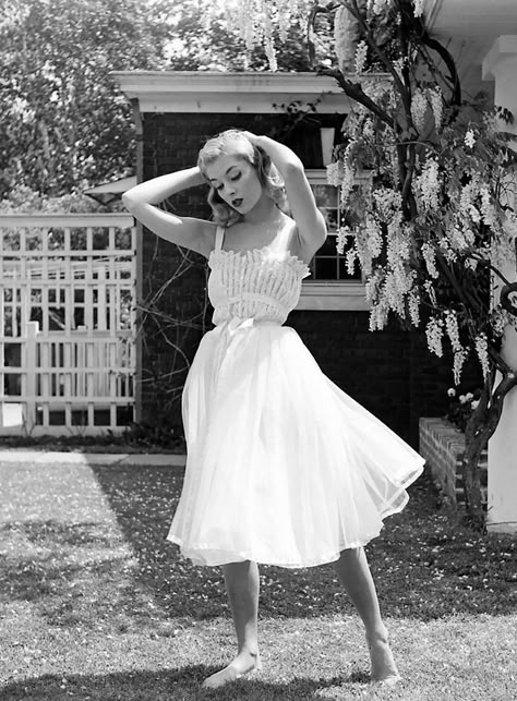 1940s And 1950s Fashion Photography By Nina Leen 1950s Fashion Photography, Vikki Dougan, Nina Leen, Fotografi Vintage, Glamour Vintage, Sleepwear Fashion, Look Retro, 1950s Style, Retro Mode