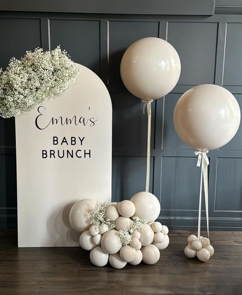 Neutral Sprinkle Shower Ideas, Trending Gender Reveal Ideas, Now Baby Shower Theme, Baby Shower Baloon Arch, Minimal Balloon Decor, Babies Breath Baby Shower Ideas, Simple Baby Shower Backdrop Ideas, Neutral Backdrop Ideas, Baby Shower Backdrop No Balloons