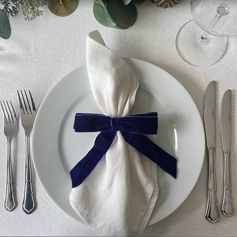 Dinner Table Napkin Ideas, Christmas Table Decorations Blue, Navy White Wedding Decor, Christmas Table Blue, Napkin With Ribbon, White Christmas Tablescapes, Finnish Independence Day, Napkin Bow, Navy White Wedding