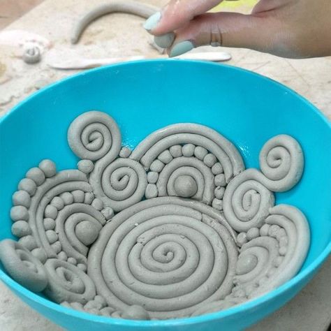 Learn all about the coil pottery technique and find inspiration for pottery coiling projects :smiling_face_with_3_hearts: Pottery Coiling, Air Dry Clay Plate, Ceramics Bowls Designs, Clay Projects For Kids, Clay Decor, Clay Bowls, Coil Pottery, Coil Pots, Beginner Pottery