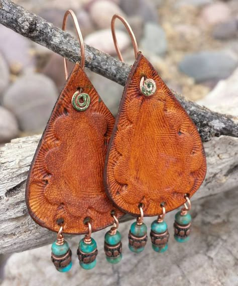 . Stile Boho Chic, Diy Leather Earrings, Leather Jewelry Diy, Leather Jewellery, Cowgirl Jewelry, Turquoise Earrings Dangle, Leather Art, Leather Ideas, Earrings Inspiration