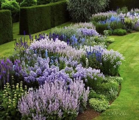 French Country Garden Decor, Country Garden Decor, Front Garden Landscape, Garden Flower Beds, French Country Garden, Lavender Garden, Longwood Gardens, English Gardens, Luxury Garden