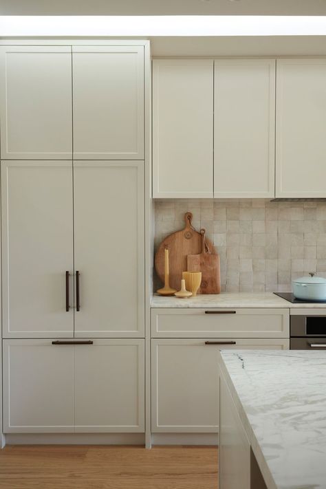 Kitchen Joinery | Cambridge Street Slim Shaker Kitchen Cabinet, London Kitchen Ideas, Slim Shaker White Kitchen, Shaker Modern Kitchen, Kitchen Slim Shaker, Kitchen Finishes Ideas, Micro Shaker Cabinet, Slim Shaker Cabinets Kitchen, Shaker Door Kitchen