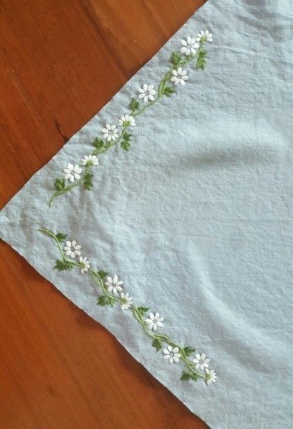 Handkerchief Embroidery, Embroidery Napkins, Sulaman Pita, Clothes Embroidery Diy, Simple Hand Embroidery Patterns, Diy Embroidery Designs, Floral Embroidery Patterns, Hand Embroidery Tutorial, Diy Embroidery Patterns