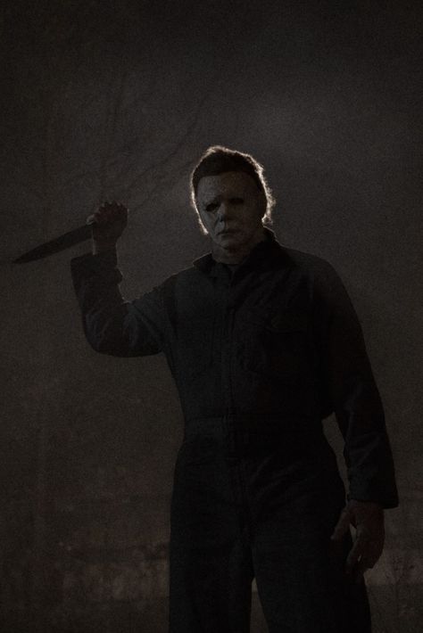 Michael Myers With Knife, Micheal Myers Aesthetic Wallpaper, Film Horror Aethstetic, Michael Myers Aesthetic, Micheal Myers Aesthetic, Horror Icons Aesthetic, Boogeyman Aesthetic, Michael Myers Wallpaper Aesthetic, Horror Films Aesthetic