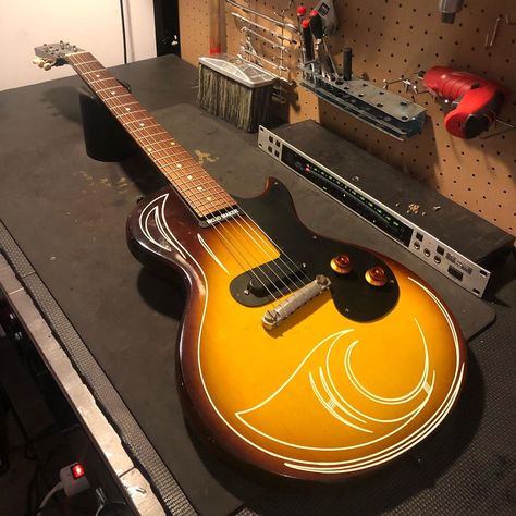 MATT'S GUITAR SHOP 🇫🇷 on Instagram: “Bench of the day ! Billy Gibbons’ Iconic Melody Maker Aka the Mojo Maker! #gibson #zztop #billygibbons #sunburst #melodymaker #mojo #guitar…” Gibson Melody Maker, Billy Gibbons, Zz Top, Guitar Shop, Cool Guitar, Gibson, Bridge, Bench, Guitar