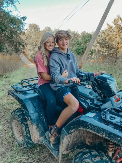 Country Couple Pictures Four Wheelers, Cute Southern Couples, Four Wheeler Couple Pictures, Cute Couple Pics Western, Cute Couple Pics Country, Couple Goal Dates, Country Couples Teenage, Country Couples Goals, Country Date Ideas