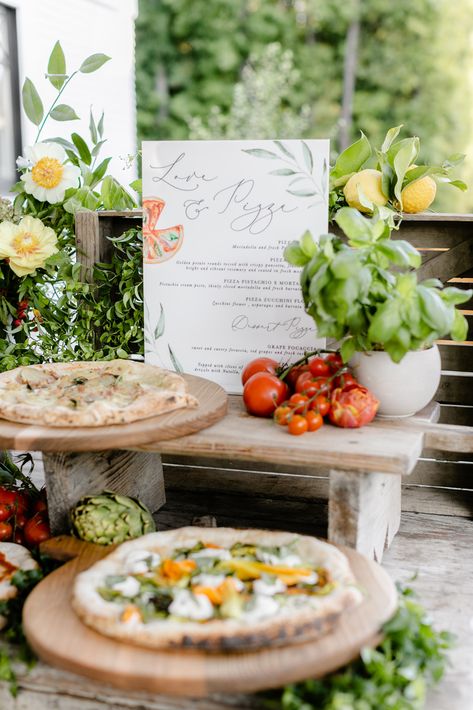 Summer Pizza Party, Rustic Pizza, Italian Bridal Showers, Summer Pizza, Pizza Wedding, Wedding Ideas 2024, Italian Dinner Party, Italian Party, Al Fresco Dinner