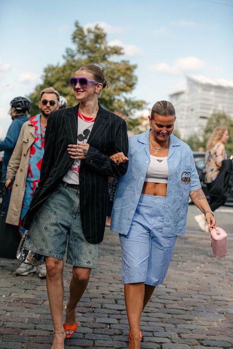 Street style at Spring 2024 Copenhagen Fashion Week. Bermuda Shorts Outfit Street Styles, Copenhagen Street Style Summer, Copenhagen Outfits, Scandi Street Style, Trans Outfit, Summer Fashion Week, What People Are Wearing, Denim Bar, Copenhagen Fashion Week Street Style