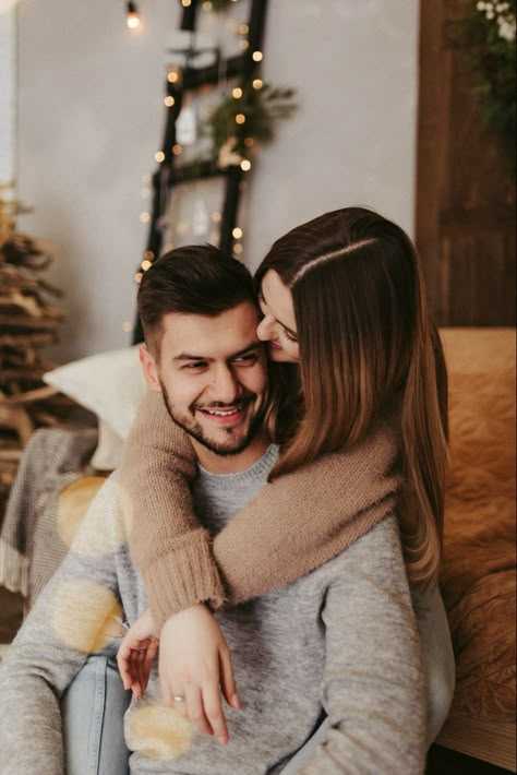 Christmas Couple Photoshoot Ideas, Christmas Pfps Aesthetic, Christmas Pfp Aesthetic, Christmas Photography Couples, Boyfriend Photoshoot, Christmas Dress Ideas, Couple Photo Pose, Photoshoot Poses Couple, Romantic Couple Photo