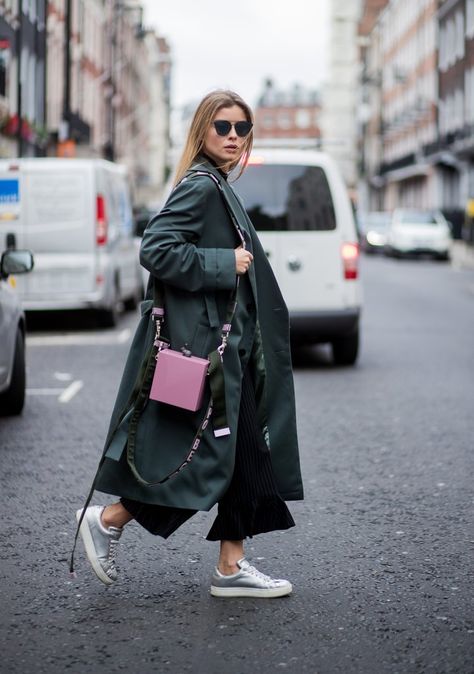 You Already Own Fall’s Most Popular Jacket — You Just Have to Update How You Wear It Pink Bag Style, Pink Bags Outfit, Crossbody Bag Outfit, Outfit Jumpsuit, Winter Outfits 2020, Pink Bags, Street Style Bags, Bag Outfit, Chic Fall Outfits