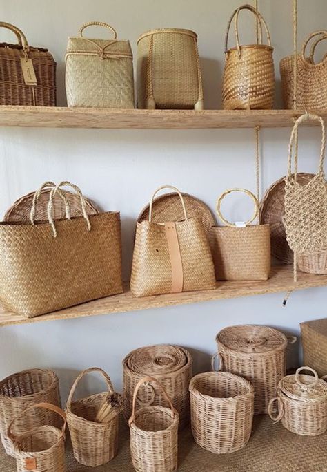 Wicker Crafts, Wicker Basket Ideas, Anyaman Bambu, Bamboo Decor, Basket Bags, Natural Baskets, Jute Basket, Bamboo Crafts, Bamboo Bag