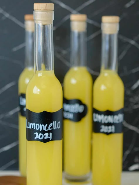 The BEST Homemade Limoncello - Foodology Geek Home Made Lemon Cello, Easy Limoncello Recipe, Lemoncello Recipes Homemade, Homemade Limoncello Italian, How To Make Limoncello Recipe, Homemade Lemon Extract, Homemade Liquor Gifts, Lemon Liqueur Recipe, How To Use Up Lemons