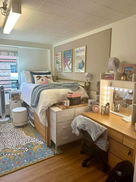 Collage Dorm Ideas, Dorm Inspo Aesthetic, Pink White Decor, Single Dorm Room, Dorm Room Setup, Collage Dorm Room, Pretty Dorm Room, Luxury Dorm Room, Collage Dorm