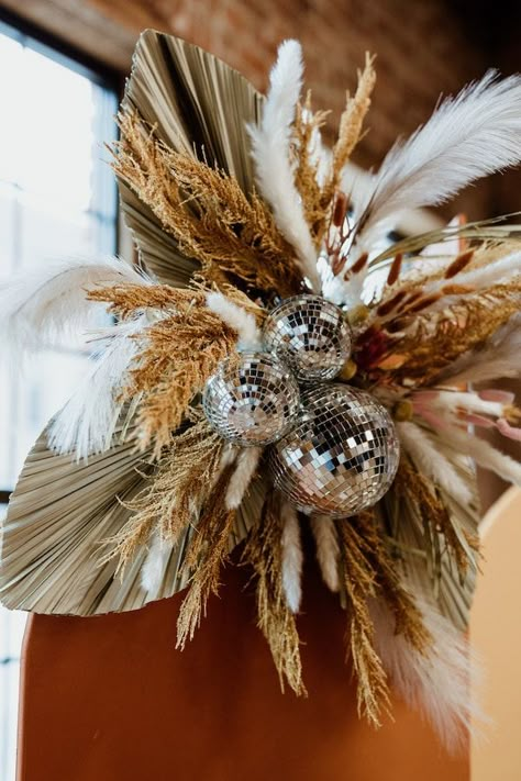 Boho Glam Centerpieces, Boho Wedding Reception Decorations, Boho 70s Wedding, Disco Boho Wedding Theme, Sparkly Boho Wedding, Pampas Grass And Disco Balls, Pampas Grass Disco Ball, Wedding Boho Decoration, Boho Western Party