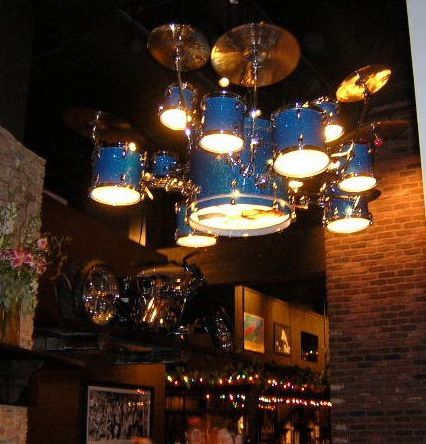 Drum Lights at HardRock Chandelier Old drums recycled as lights how cool! Drum Lights, Music Furniture, Drum Room, Drums Art, Music Studio Room, Music Room Decor, Drum Light, Music Decor, Studio Room