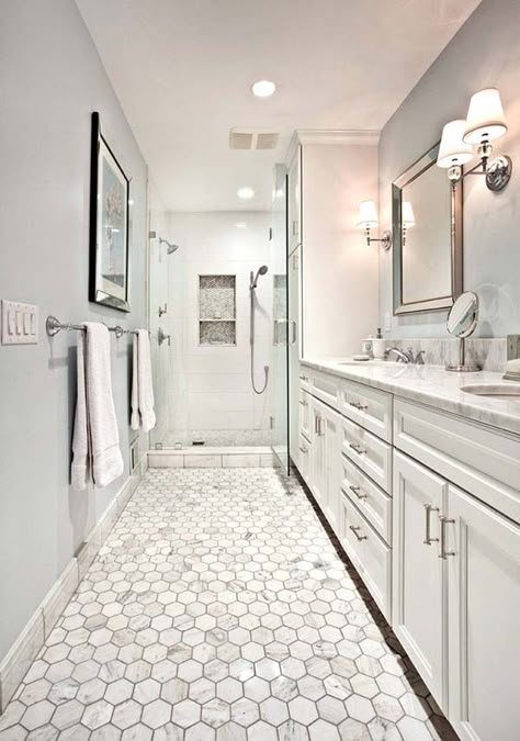 Narrow Bathroom Layout, Long Narrow Bathroom, Narrow Bathroom Designs, Best Kitchen Design, Bathroom Contemporary, Narrow Bathroom, Tiles Ideas, Hall Ideas, Inspiration Bathroom