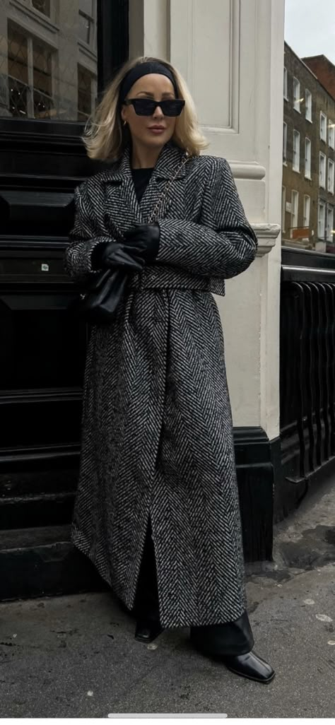 Long Check Coat Outfit, Herringbone Coat Outfit, Checked Coat Outfit, Tweed Coat Outfit, Boho Glam Fashion, 1950s Glam, Long Tweed Coat, London Fits, Winter Coat Outfits