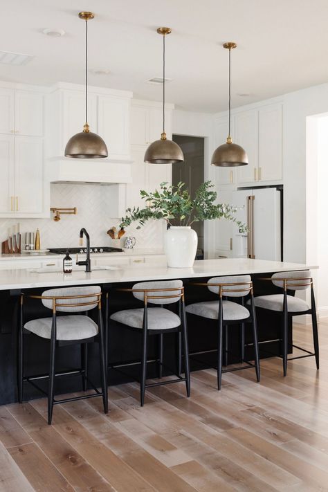 White And Brass Kitchen, Black And Brass Kitchen, Oversized Vase, Hm Home, Transitional Decor Kitchen, Kitchen Counter Stools, Classic Kitchens, Transitional Kitchen, Kitchen Inspiration Design