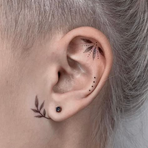 Tattoo Oreille, Tragus Tattoo, Inner Ear Tattoo, Tatoo Dog, Behind Ear Tattoos, Ear Tattoos, Handpoke Tattoo, Inspiration Tattoos, Dainty Tattoos