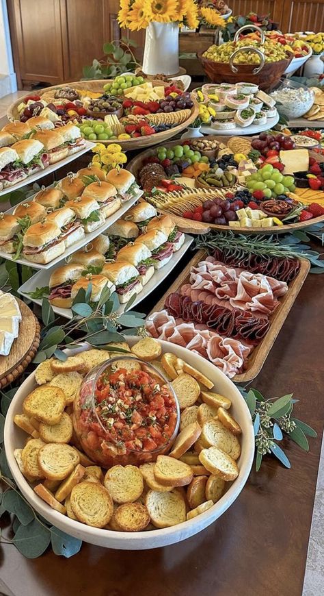 Charcuterie Centerpiece Table Settings, Catering Ideas Food Dinners, Appetizer Spread Table, Food Layout For Party, Party Food Pasta, Appetizer Set Up Ideas, Wedding Food Ideas Dinner Catering, Grazing Tables Ideas, Fall Buffet Food Ideas