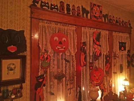 Old Halloween Decorations, Early 2000s Halloween Aesthetic, 2000s Halloween Decor, 2000s Fall Nostalgia, Halloween Nostalgia Aesthetic, Nostalgic Halloween Aesthetic, 2000s Halloween Aesthetic, 2000s Halloween Nostalgia, 80s Halloween Aesthetic