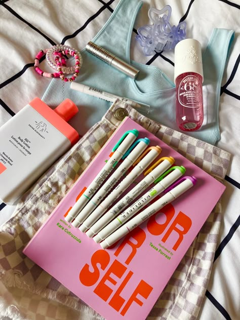 Preppy Summer Style, Pink School Supplies, Tiktok Preppy, Small Room Inspo, Room Inspo Aesthetic, Preppy Ideas, Preppy Blogs, Colorful Preppy, Happy Aesthetic