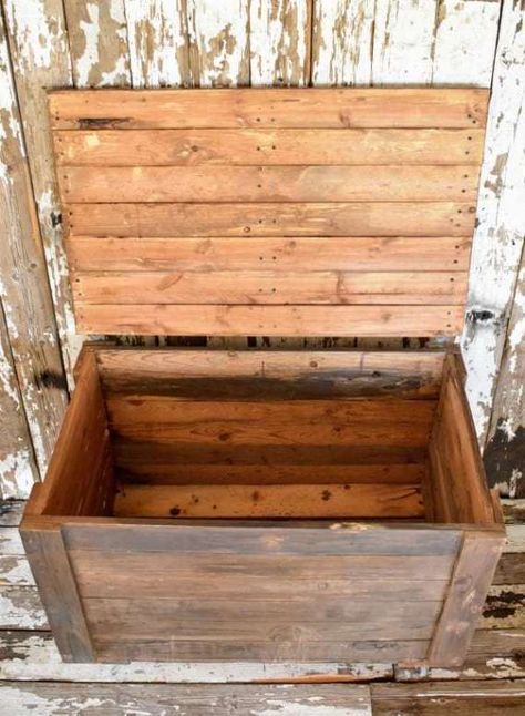 Pallet Wood Storage, Pallet Trunk, Diy Wood Chest, Diy Storage Trunk, Chests Diy, Pallet Wood Projects, Pallet Storage, Pallet Designs, Storage Trunk