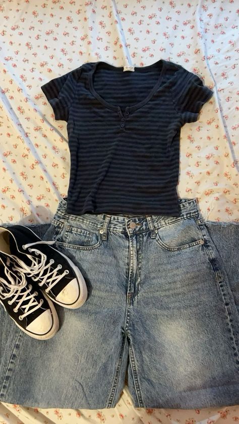 Cute Outfits 90s Aesthetic, Downtown Aesthetic Shoes, Downtown Clothes Aesthetic, September Aesthetic Outfits, Outfits For School Converse, Downtown Autumn Outfits, Downtown Girl Autumn Outfits, Autumn Outfits Downtown Girl, Fall Brandy Melville Outfits