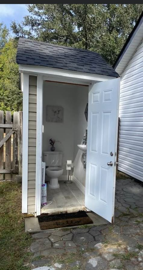 Outdoor Pool Bathroom, Outdoor Restroom, Outhouse Bathroom, Outside Toilet, Boho Deck, Simple Deck, Bilik Air, Outdoor Bathroom Design, Outdoor Toilet