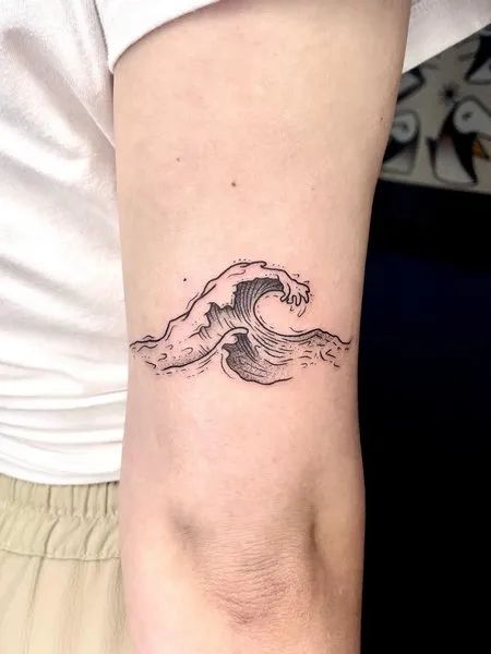 Ocean Wave Tattoo Water Tattoos, Simple Wave Tattoo, Wave Tattoos, 2024 Tattoo, Pisces Tattoo Designs, Small Wave Tattoo, Wave Tattoo Design, 16 Tattoo, Minimalist Tattoo Ideas