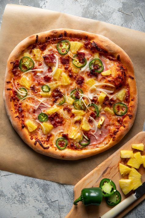 This pacific rim pizza is a copycat of the famous mellow mushroom. It's loaded with bacon, canadian bacon, onion, jalapeno and fresh pineapple. #pizza Food Timetable, Canadian Pizza, Ice Cream Cake Birthday, Red Pizza Sauce, Calzone Recipes, Sliders Recipes Chicken, Mellow Mushroom, Hot Pizza, Sliders Recipes