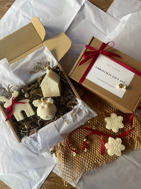 Xmas Boxes Ideas, Christmas Gift Package Ideas, Candles Aesthetic Packaging, Box Christmas Gifts Ideas, Christmas Candle Gift Box Ideas, Christmas Candle Making Ideas, Candle Package Ideas, Candle Gift Set Ideas, Christmas Candle Gift Ideas