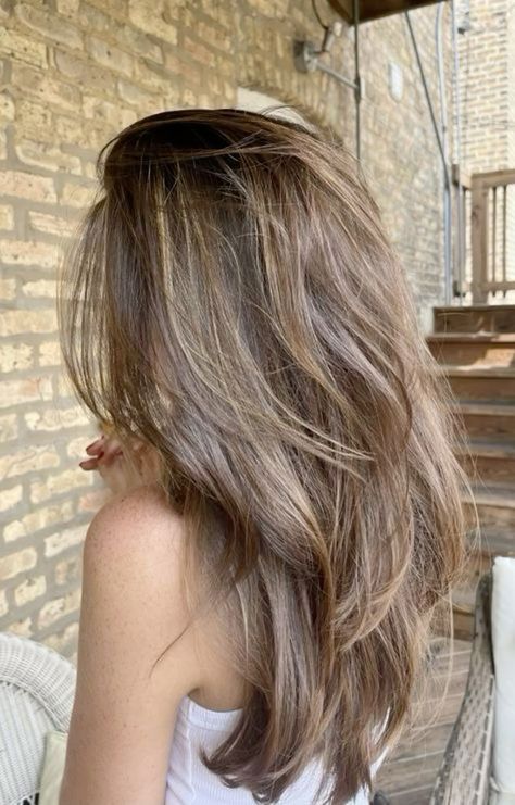 Say hello to stunning caramel highlights on dark brown hair! 🌟 With 60 inspiring looks, you'll find the perfect blend of warmth and elegance. Caramel highlights enhance the richness of dark brown hair, adding depth and character. Whether you want a soft balayage or striking pieces, these styles will inspire you to take the plunge. Brighten up your hair game today! #CaramelHighlights #DarkBrownHair #HairGoals #Inspiration #BeautyTrends Light Honey Brown Hair With Highlights, Brown Hair Honey Highlights, Caramel Hair Color With Highlights, Light Honey Brown Hair, Honey Caramel Highlights, Blonde And Caramel Highlights, Summer Blonde Balayage, Blonde And Caramel, Blonde Highlights With Lowlights