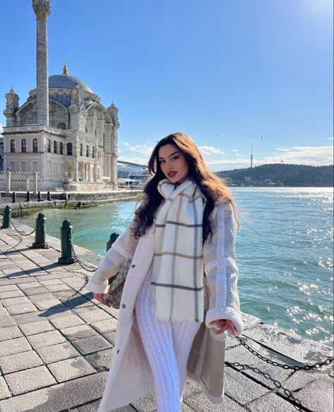 Istanbul Turkey Photography Winter, Istanbul Winter Photography, Istanbul December Outfit, Istanbul Turkey Aesthetic Outfit, Istanbul Fashion Clothing, Winter Istanbul Outfit, Istanbul Turkey Winter Outfit, Photo In Istanbul, Istanbul In November