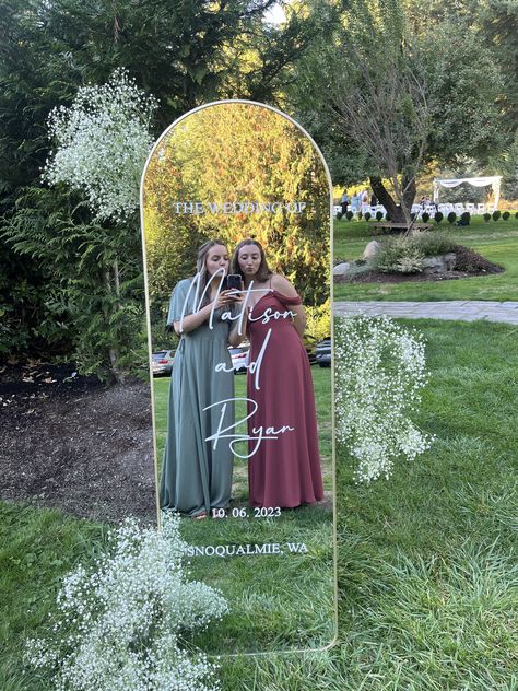 Minimalist Theme Wedding, Entrance Mirror Wedding, Picture Wall Party, Wedding Ideas Reception Decoration, Mirror Entrance Wedding, Wedding Entrance Mirror, Mirror Party Decor, Selfie Point Decoration Wedding, Wedding Instax Photobooth