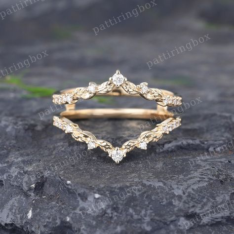 Vintage Curved wedding band Ring Enhancer Unique Moissanite Yellow gold Double wedding band Art deco Cluster Matching Stacking band Promise ring ◆RING DETAILS: Stone: Moissanite or Natural Diamonds Shape: Round cut Stone weight: About 0.15ct ◆Band Width:4.7mm ◆Band Thickness:1.2mm Oval ring set: https://www.etsy.com/au/listing/1168271246/oval-moissanite-engagement-ring-set-rose?ref=listings_manager_grid Hexagon ring set: https://www.etsy.com/au/listing/1167639674/hexagon-cut-moissanite-engagemen Double Wedding Band, Wedding Ring Upgrade, Wedding Ring Enhancers, Double Wedding Bands, Hexagon Ring, Wedding Ring Bands Set, Enhancer Wedding Band, Ring Enhancer, Double Wedding