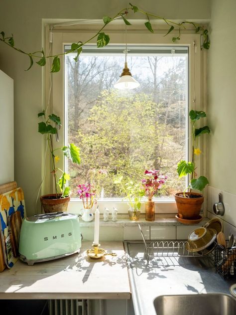 my scandinavian home: A Small Mid-Century Swedish Apartment Packed with Personality Cottage Core Kitchen Ideas, Small Kitchen Apartment, French Cottage Core, Cottage Core Bathroom, Front Door Green, Modern Cottage Bathroom, Bathroom Cozy, Yellow Front Door, House Cottagecore