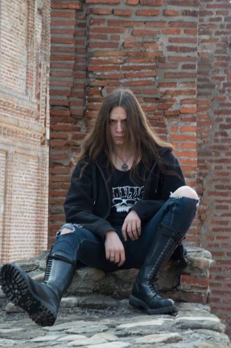 Metalhead Fashion, Metalhead Guy, Hot Emo Guy, Metal Outfit, Masc Outfits, Metal Fashion, Long Hair Styles Men, Dark Fashion, Metal Style