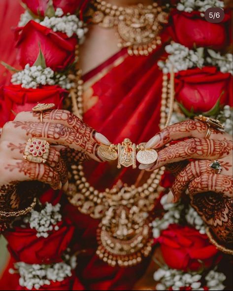 Hindu Marriage Aesthetic, Tamil Brahmin Wedding, Tamil Wedding Aesthetic, Tamil Marriage Photography, Wedding Asthetic Pics, Red Indian Aesthetic, Hindu Wedding Aesthetic, South Indian Wedding Aesthetic, South Indian Wedding Decorations