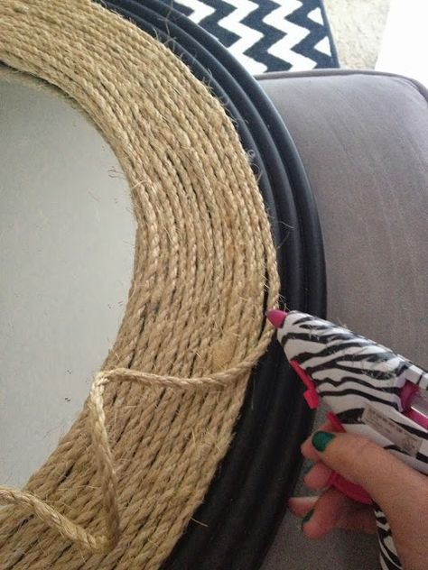 Diy Rope Mirror Frame, Round Mirror Frame Diy, Bathroom Mirror Decorating Ideas, Round Mirror Diy, Diy Tire Projects, Rope Mirror Frame, Diy Rope Mirror, Diy Round Mirror, Diy Rope Design