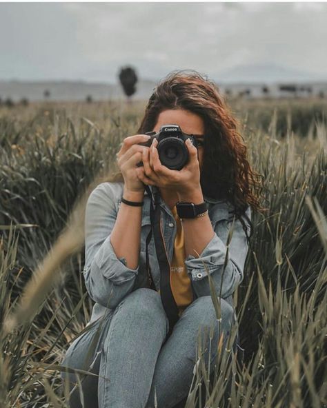 Photographer Self Portrait, Photographer Outfit, Photo Graphy, Girls With Cameras, Brand Photography Inspiration, Self Photography, Branding Photoshoot Inspiration, A Golden Retriever, Tiny Kitten