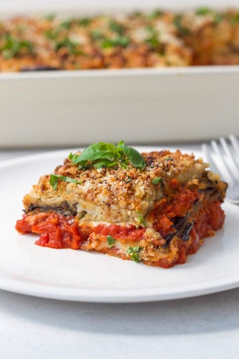 This Paleo Eggplant Parmesan is a healthy twist on the classic Italian dish. It's loaded with layers of tender eggplant, tomato sauce and a cashew based "ricotta" that is all baked in the oven until bubbling. This is a real crowd pleasing dish that no one will even know is Vegan and Whole30! Paleo Eggplant Parmesan, Baby Led Weaning Foods, Old School Soul Food, Baked Eggplant Slices, Bacon Onion Jam, Vegan Dinner Party, Eggplant Parmigiana, Detox Meal Plan, Weaning Foods