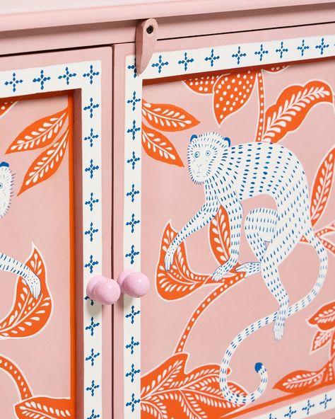 Painted Wooden Cabinets, Colourful Bedrooms, Painted Wooden Furniture, Colourful Furniture, Hand Painted Cabinet, Deco Pastel, Patterned Furniture, Cabinet Painting, Painted Cabinet