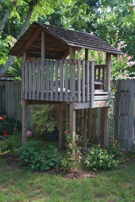 Playground Backyard Landscaping, Backyard Fort, Playground Backyard, Garden Playhouse, Backyard Playset, Luxury Garden Furniture, Playhouse Ideas, Tree Fort, Tree House Diy