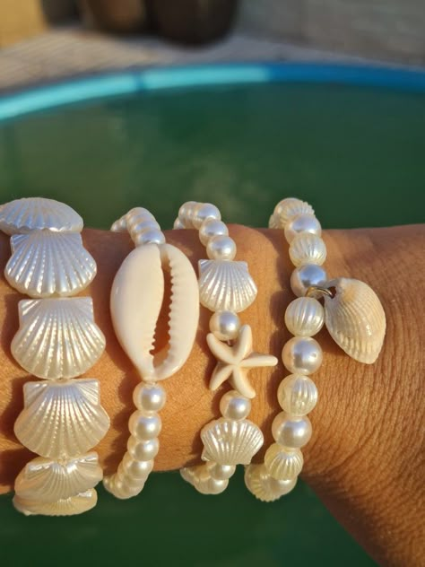 Cowrie Shell Flower Necklace, Seashell Bracelet Ideas, Recycled Bracelets, Seashell Bracelet, Surf Jewelry, Preppy Jewelry, Beaded Necklace Designs, Seashell Jewelry, Diy Bracelet Designs