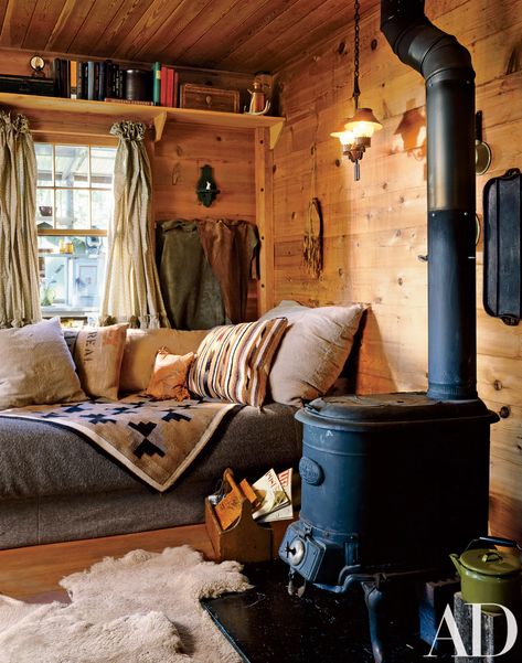 Small Cabin Interiors, Cabin Interior Design, Cabin Living Room, Cabin Interiors, Cabin Living, Little Cabin, Rustic Cabin Decor, Trendy Living Rooms, Log Cabin Homes