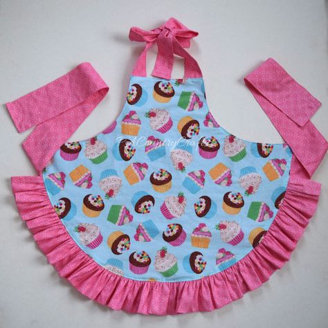 Girls Ruffle Apron Pattern and Tutorial Girl Apron Pattern, Kids Apron Pattern Free, Free Apron Pattern, Child Apron Pattern, Apron Pattern Free, Cupcake Apron, Kids Aprons, Child Apron, Projek Menjahit